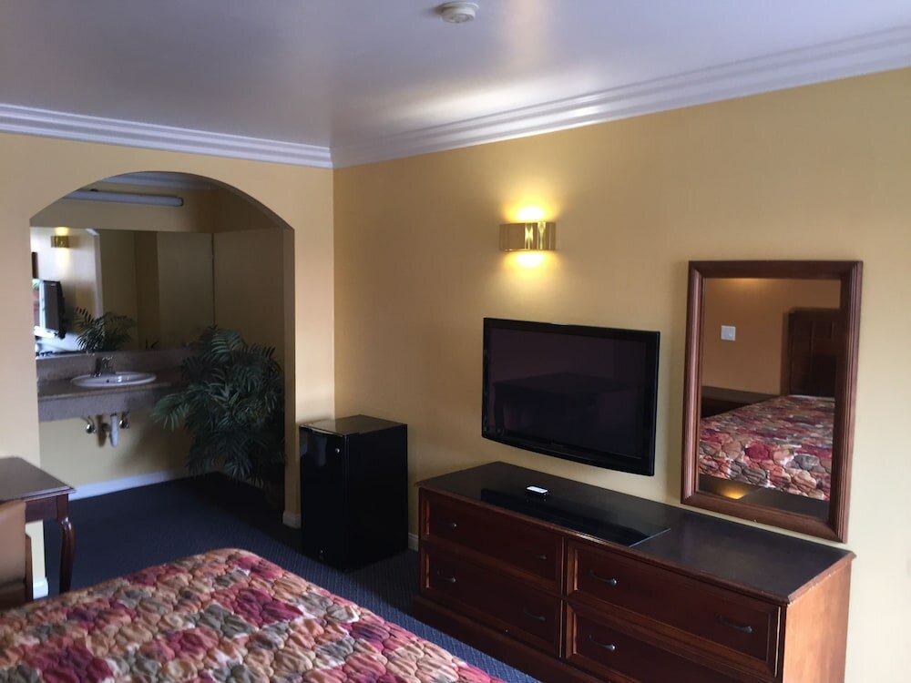 Фото Industry Inn & Suites