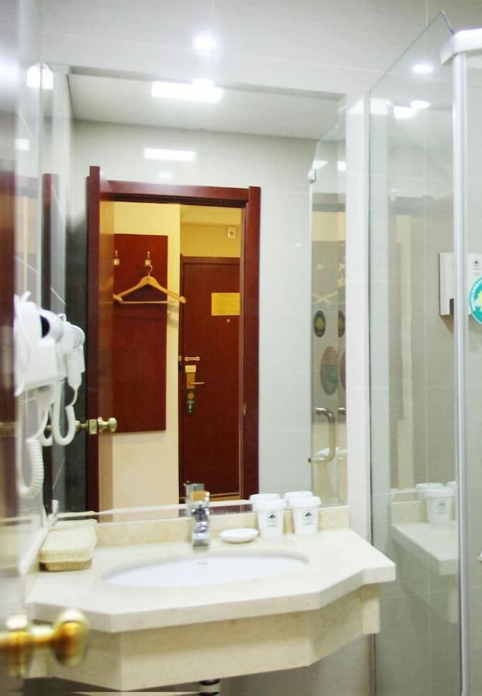 Фото GreenTree Shanghai Pudong Airport Heqing Town Huanqing Middle Road Express Hotel