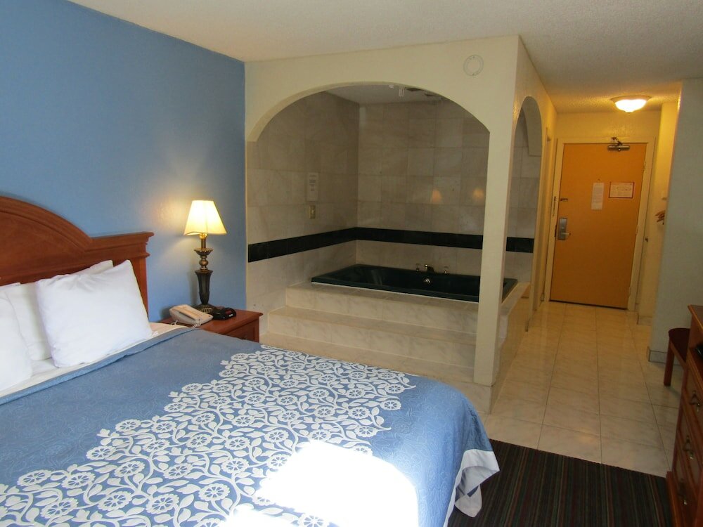 Фото Days Inn by Wyndham Runnemede Philadelphia Area