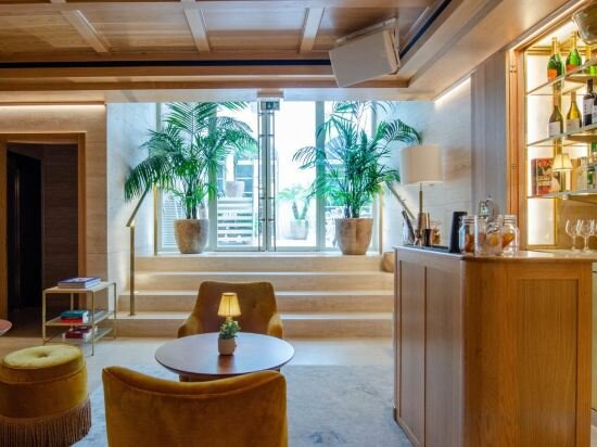 Фото Browns Avenue Hotel