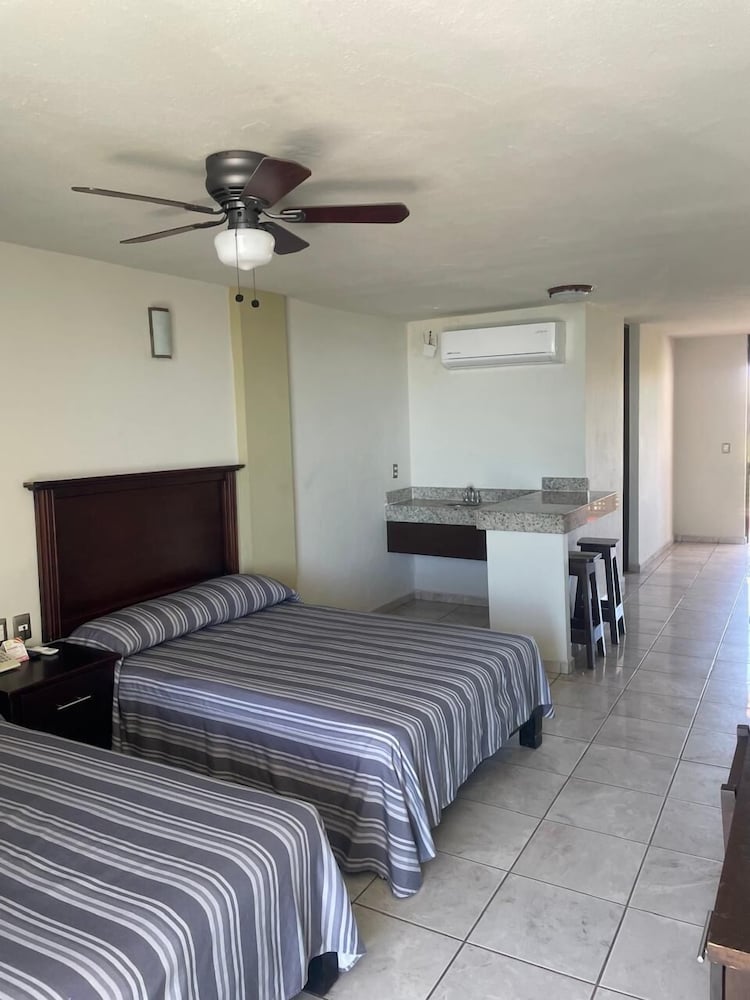 Фото Hotel Las Jacarandas