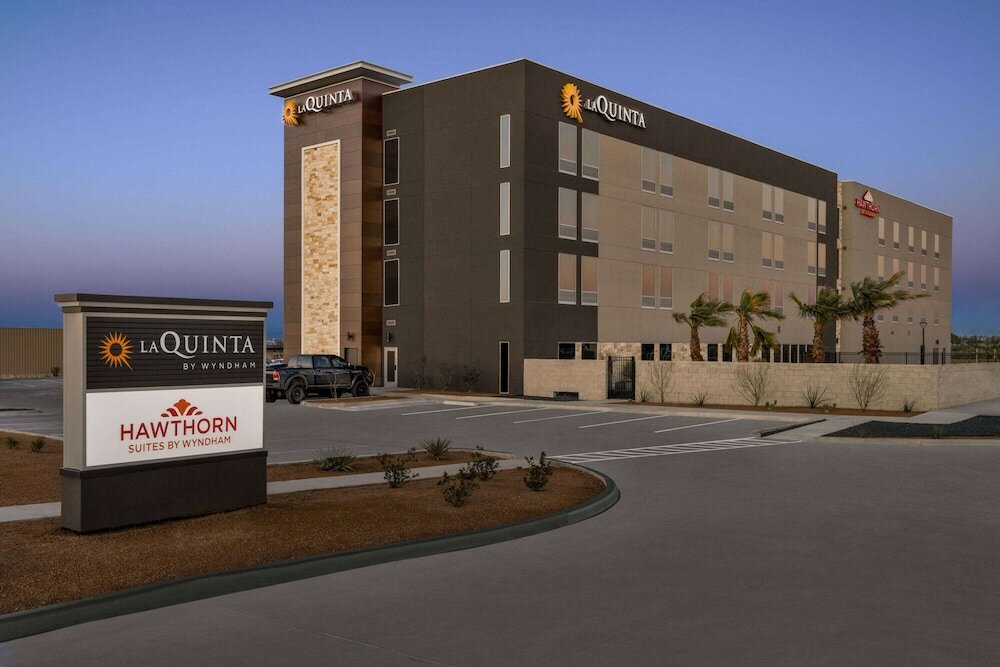 Фото La Quinta Inn & Suites by Wyndham Del Rio