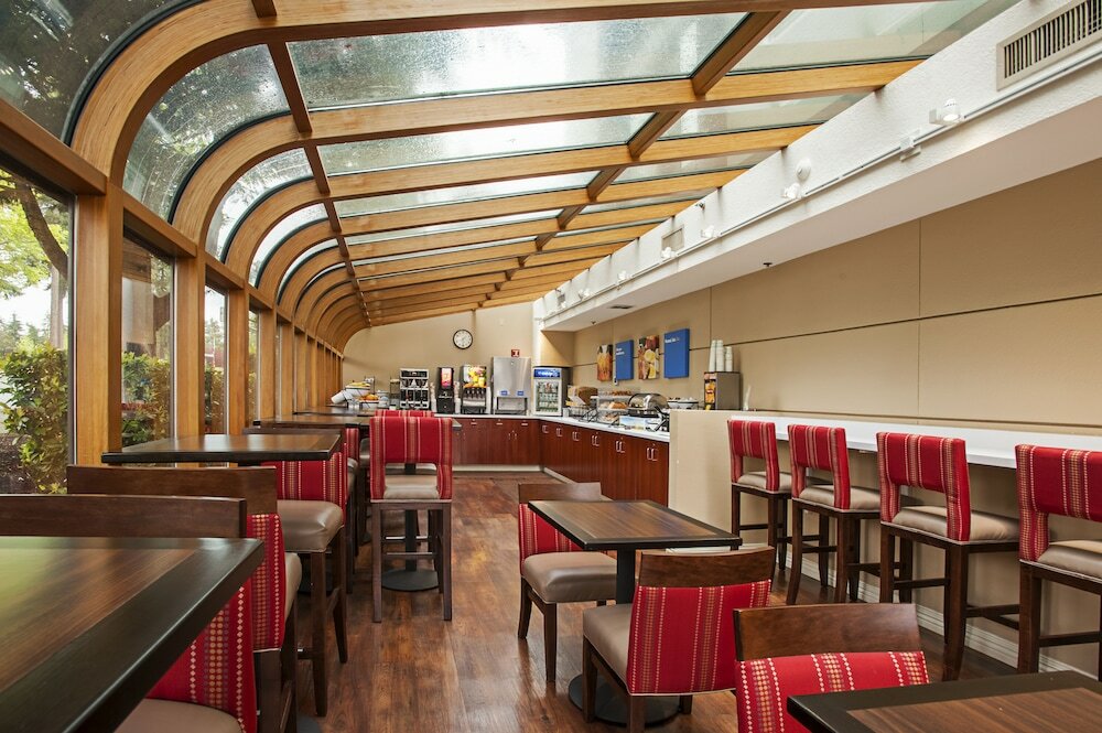 Фото Comfort Inn & Suites Sea-Tac Airport