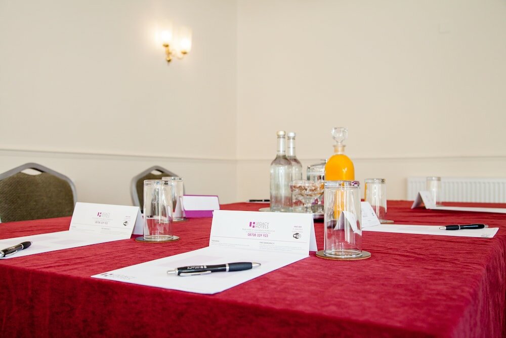 Фото Legacy Rose & Crown Hotel