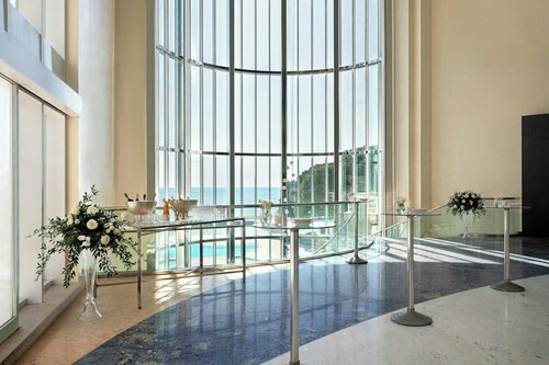 Гостиница Le Meridien Beach Plaza в Бозолее