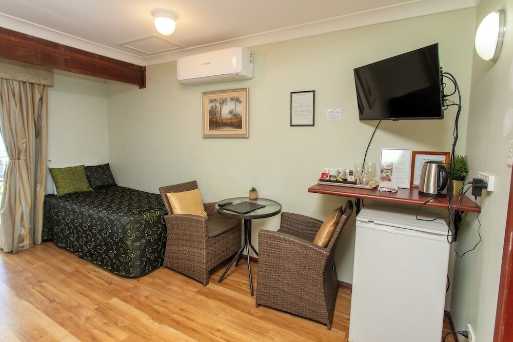 Фото Ainslie Manor B&b