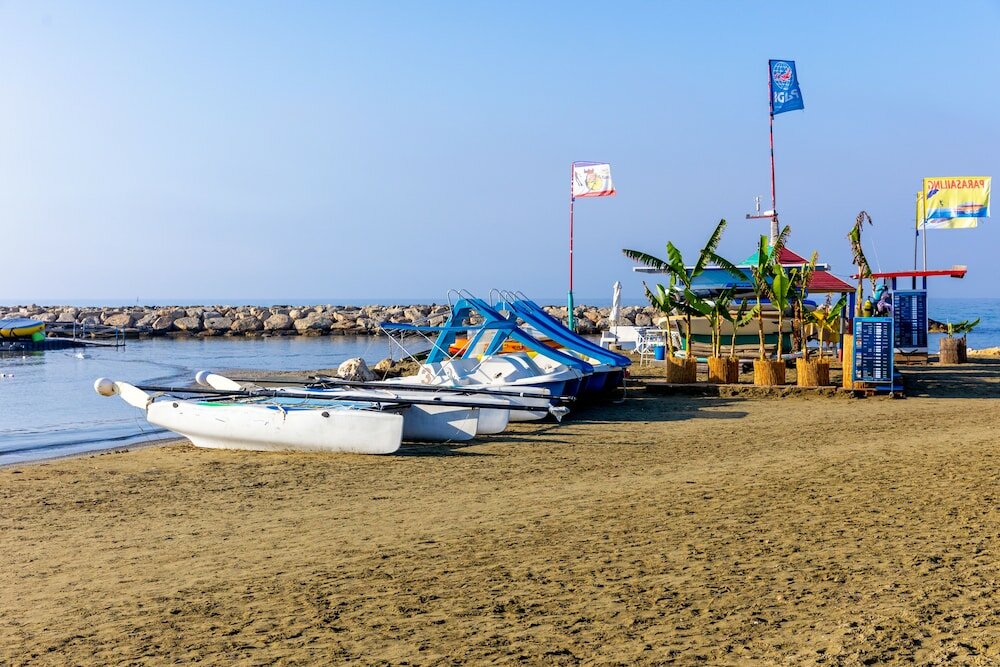 Фото Golden Bay Beach Hotel