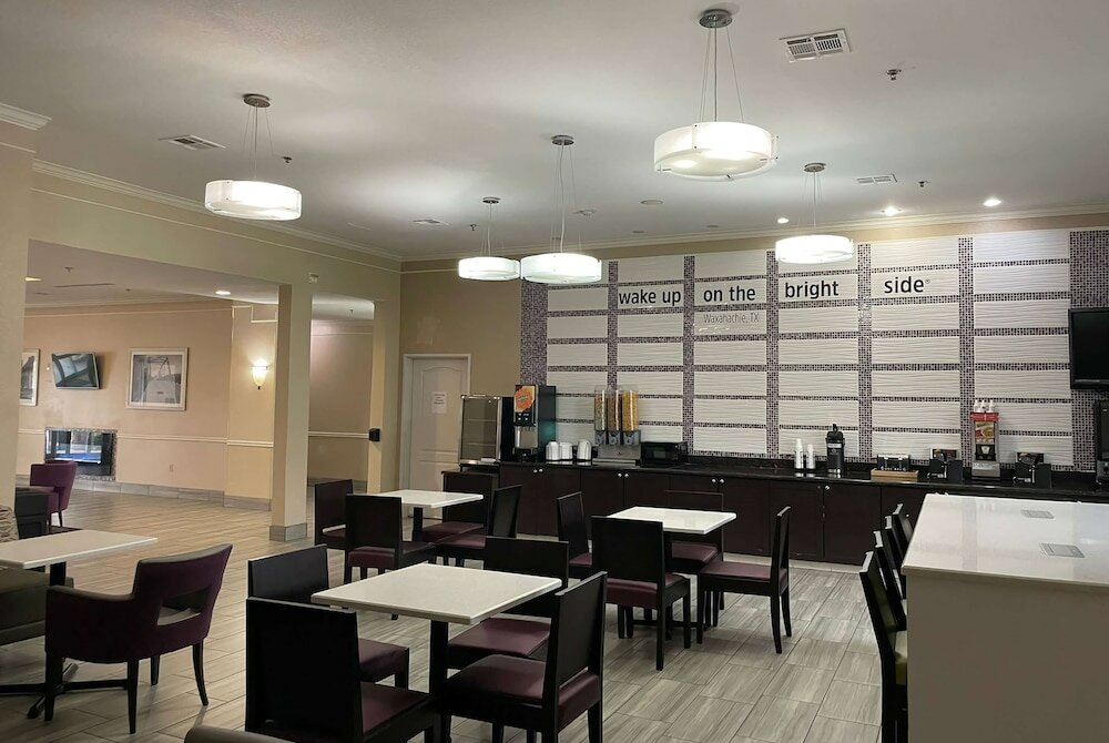 Фото La Quinta Inn & Suites by Wyndham Waxahachie