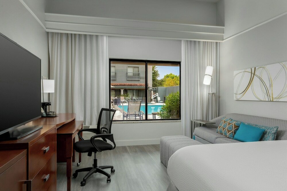 Фото Courtyard by Marriott Houston Rice University