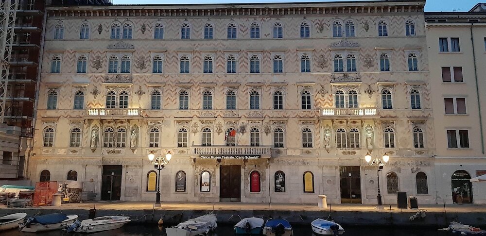 Фото отеля 1