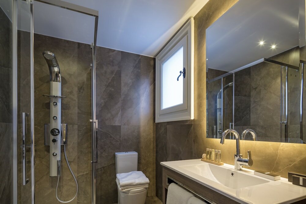 Фото 3Sixty Hotel & Suites