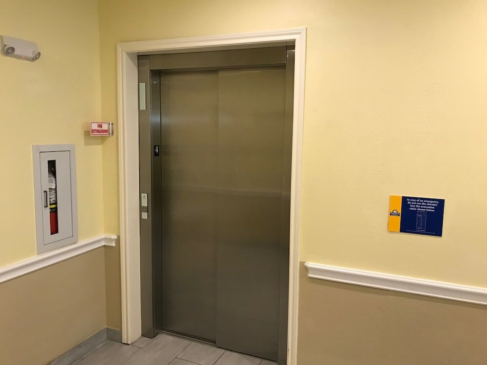 Фото Days Inn & Suites by Wyndham Galveston West/Seawall