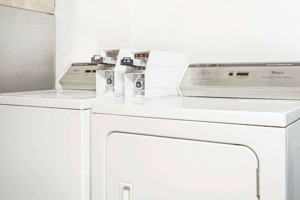 Фото Super 8 by Wyndham Kingman