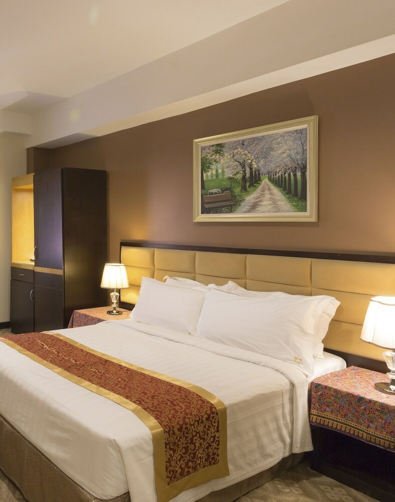 Фото Hallmark Crown Hotel