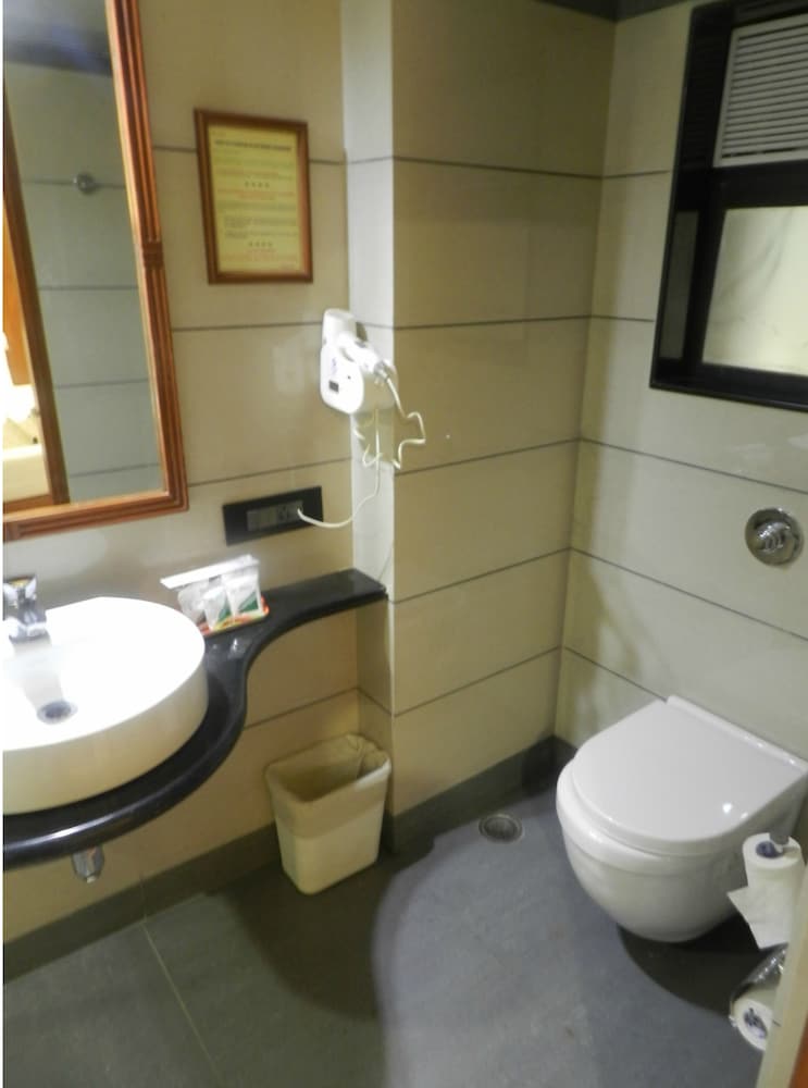 Фото The Emerald Hotel & Executive Apartments