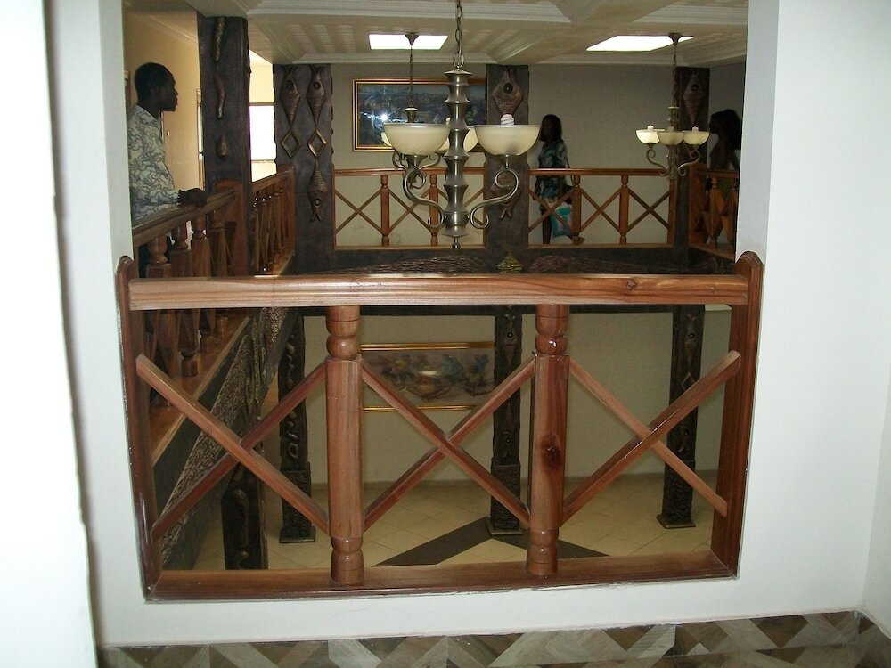 Фото Ampomaah Hotel