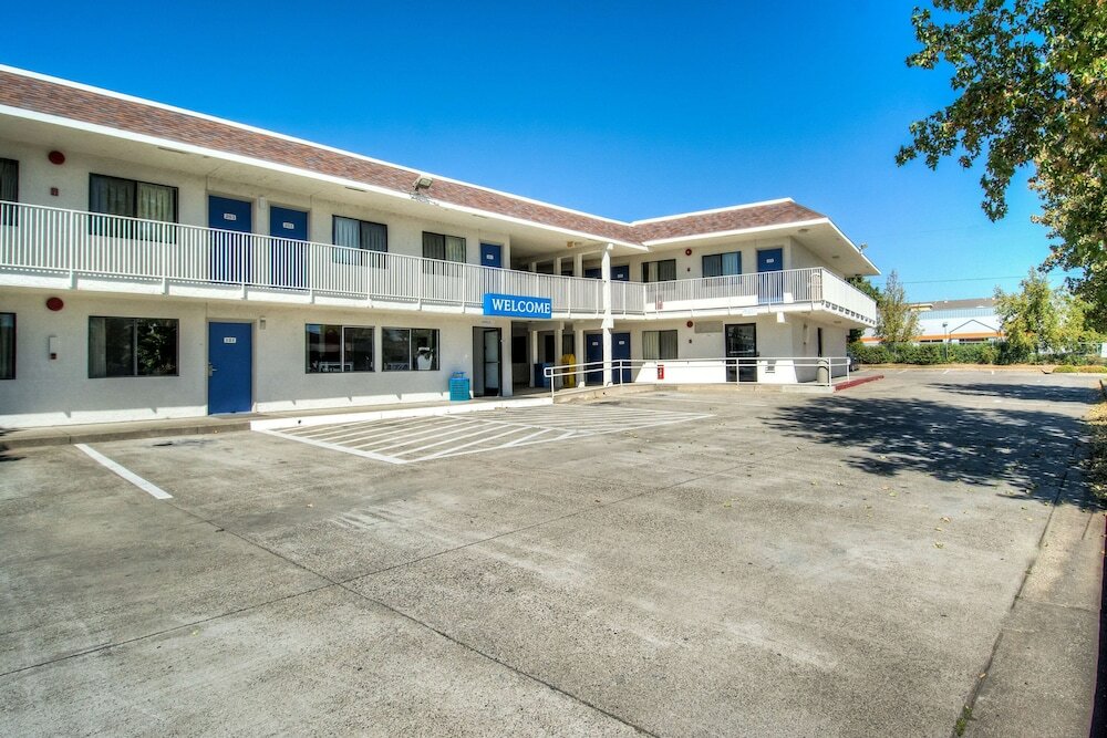 Фото Motel 6 Redding, Ca - North
