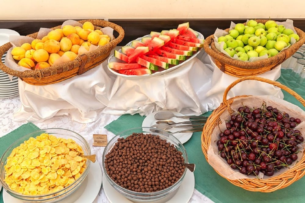 Фото Regineh Hotel