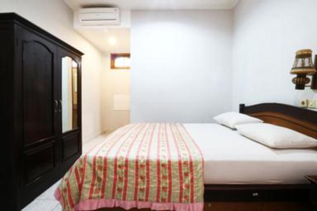 Фото Taman Mekar Beach Inn 2