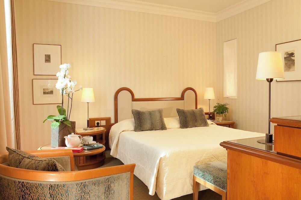 Фото Hôtel de l'Arcade