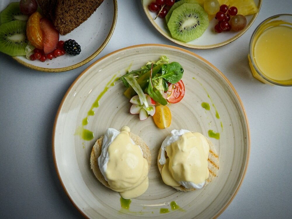 Фото Queen's Court Hotel & Residence