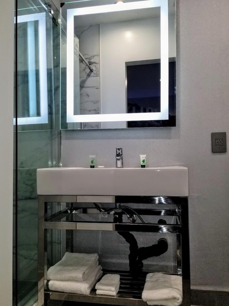 Фото Glen Capri Inn & Suites - Burbank Universal