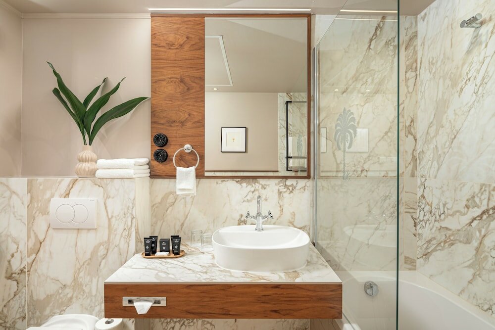 Фото Queen's Court Hotel & Residence