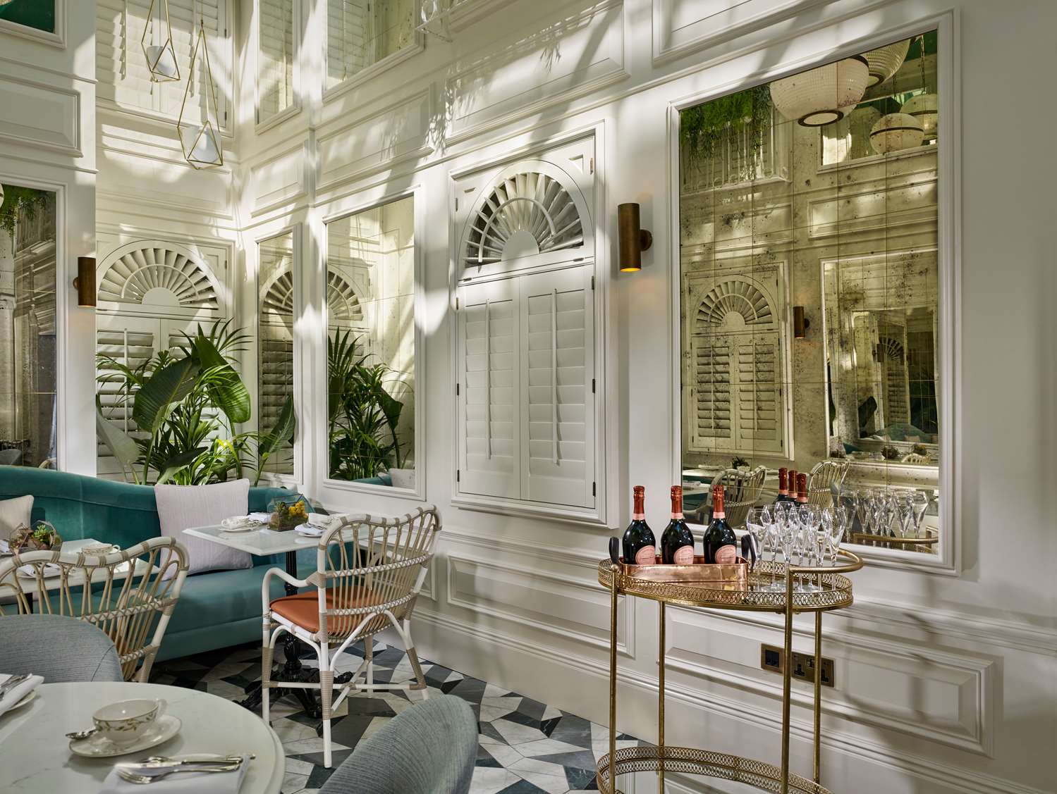 Фото 100 Queen's Gate Hotel London Kensington, Curio Collection by Hilton