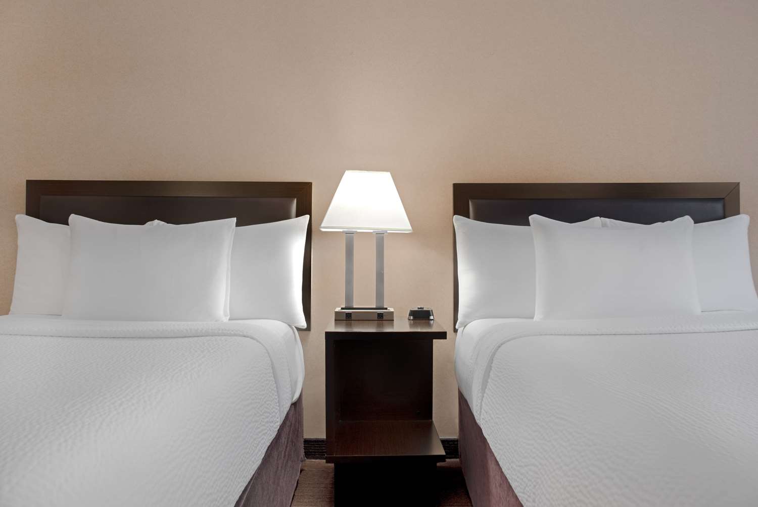 Фото Ramada Plaza by Wyndham Calgary Downtown