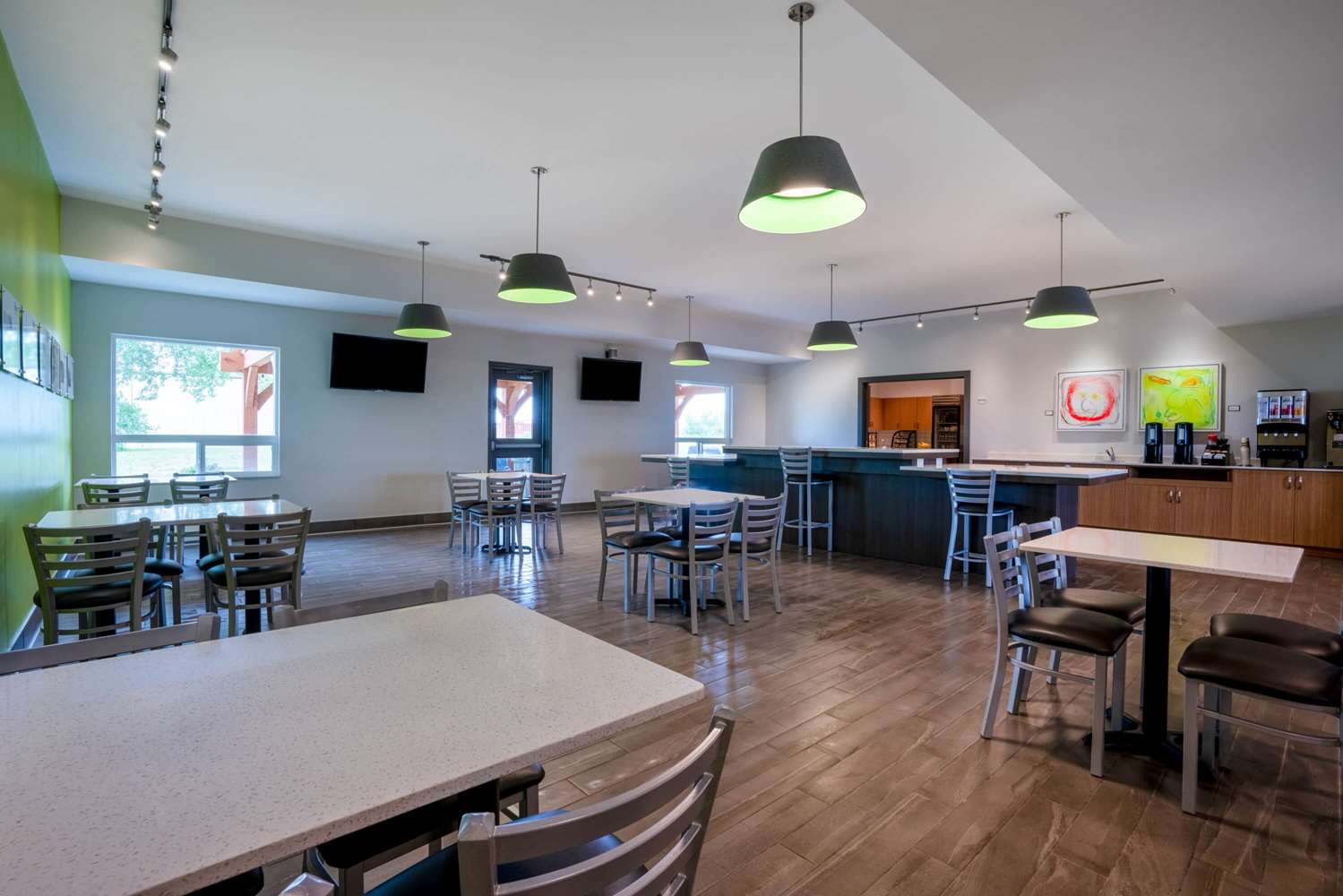 Фото Super 8 by Wyndham Winnipeg East Mb