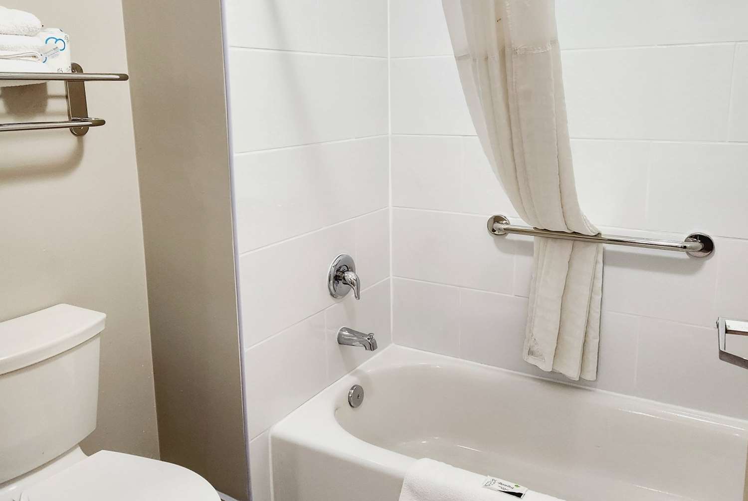 Фото Days Inn & Suites by Wyndham Corpus Christi Central