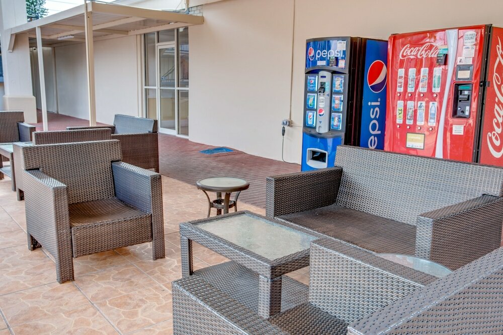 Фото Days Inn by Wyndham St. Petersburg Tampa Bay Area