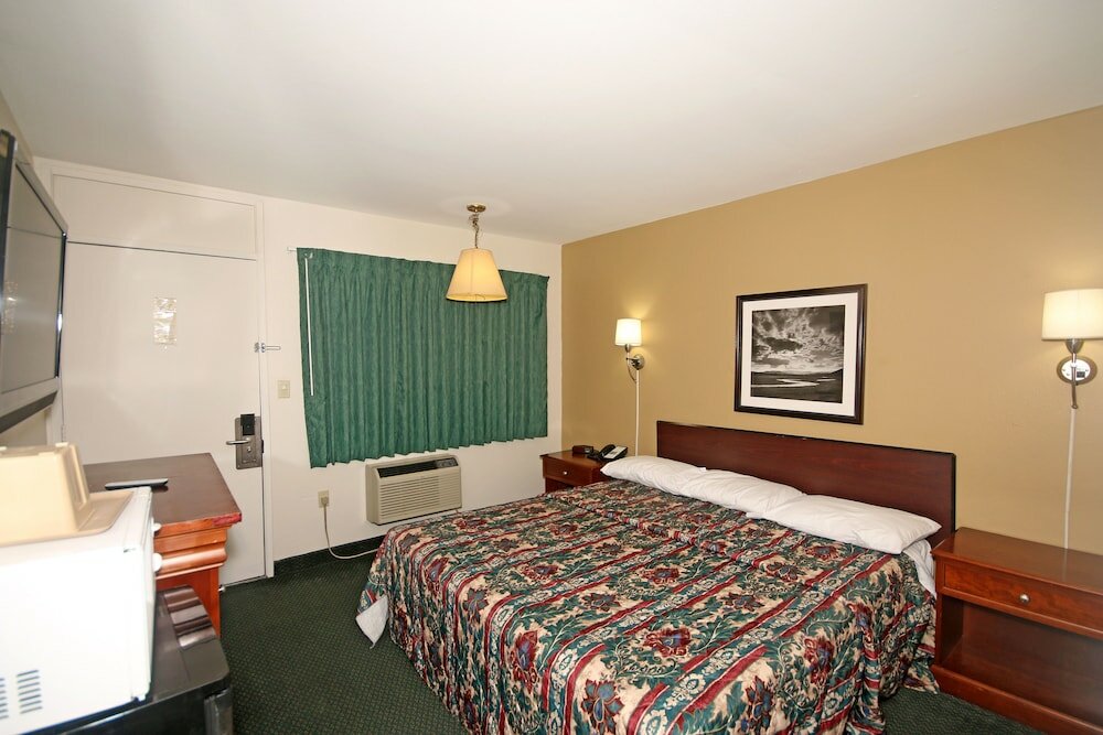 Фото Royal Inn Charlotte Airport Hotel