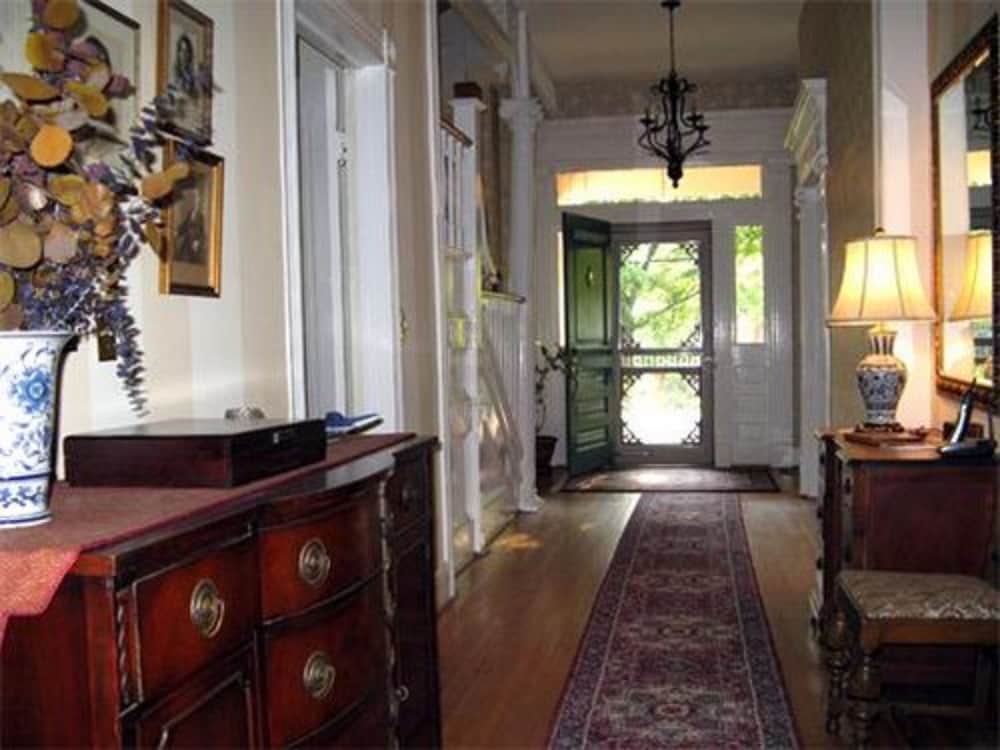 Фото Charles Bass House Bed & Breakfast