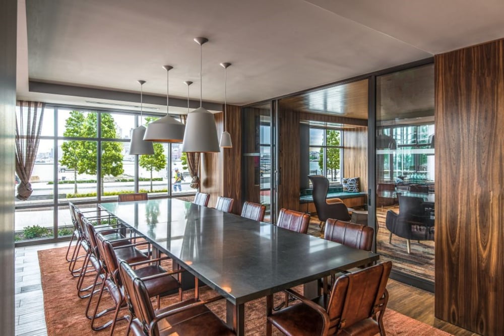 Фото Global Luxury Suites East Boston