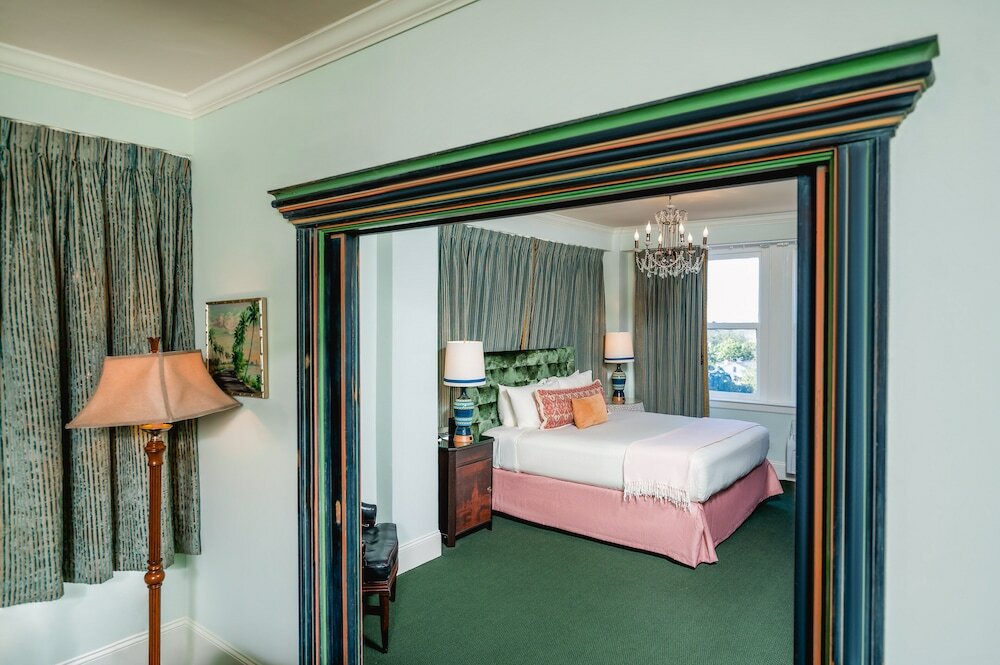 Фото The Pontchartrain Hotel