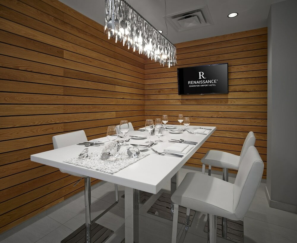 Фото Renaissance Edmonton Airport Hotel
