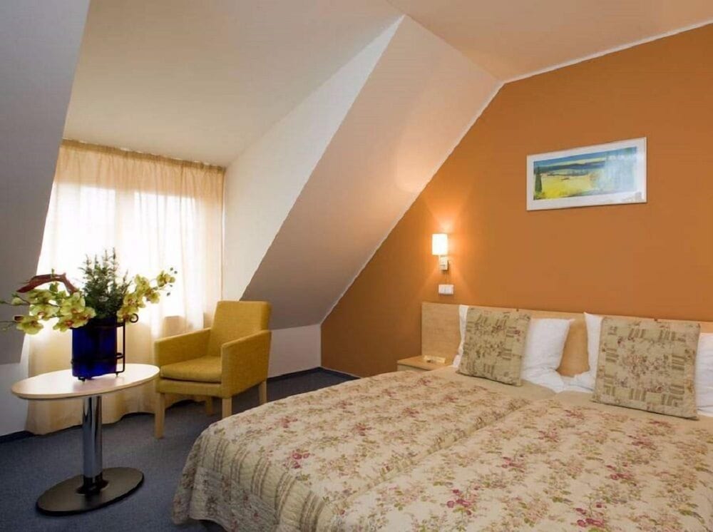 Фото Hotel Chvalska Tvrz