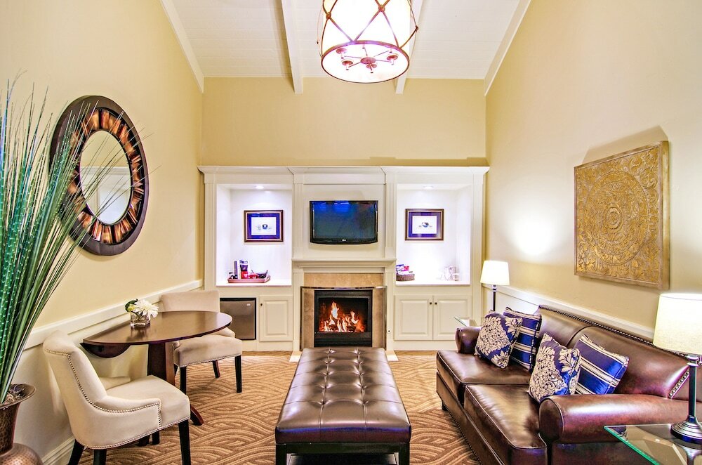 Фото Carriage House Inn