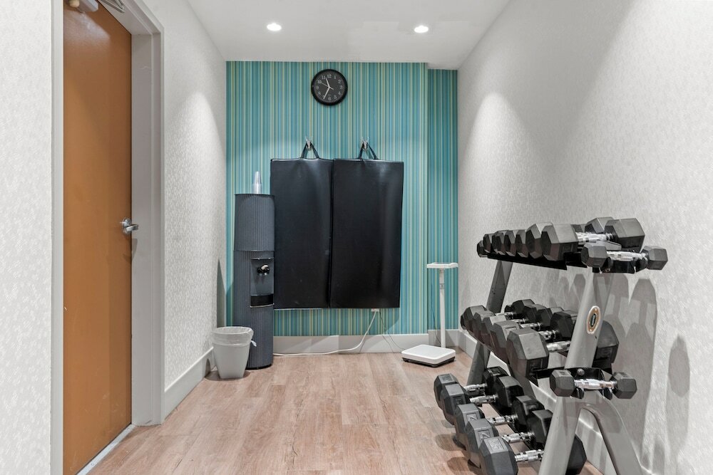 Фото Holiday Inn Express & Suites Surrey, an Ihg Hotel