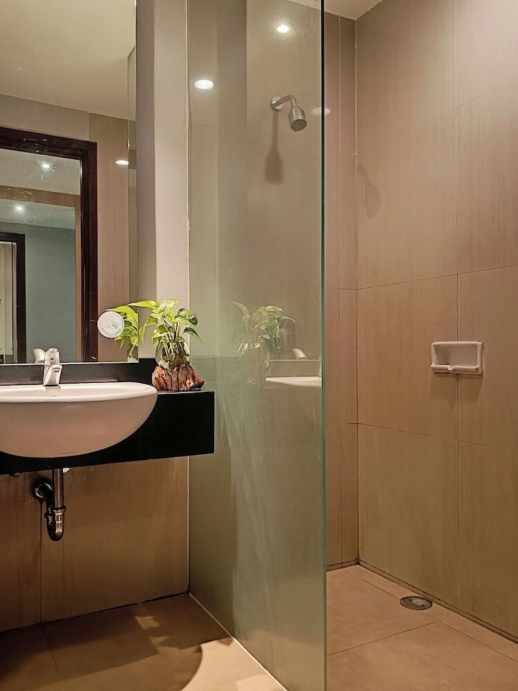 Фото Grand Cakra Hotel