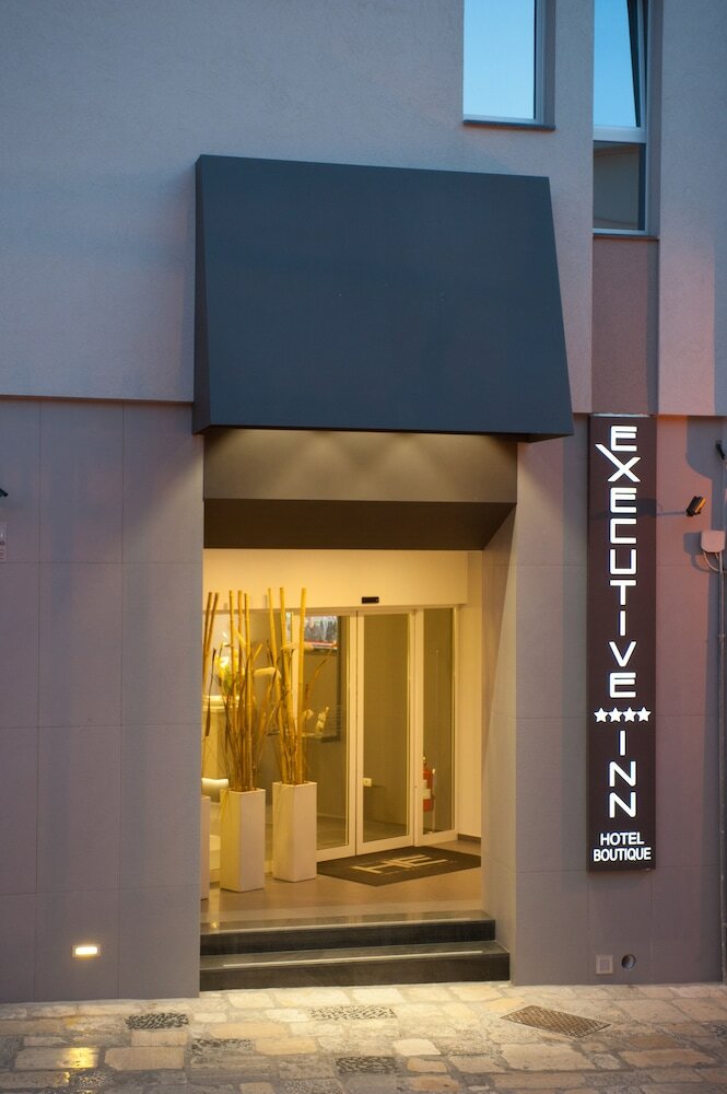 Фото Hotel Executive Inn