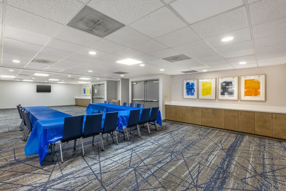 Фото Holiday Inn Express Crestwood, an Ihg Hotel