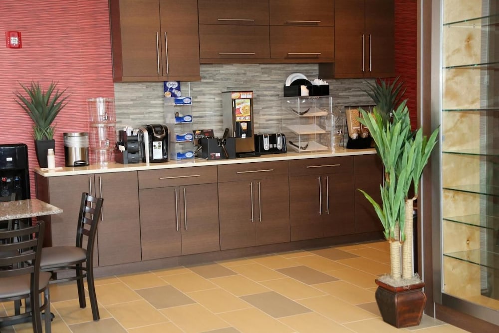 Фото Red Carpet Inn Elmwood Park