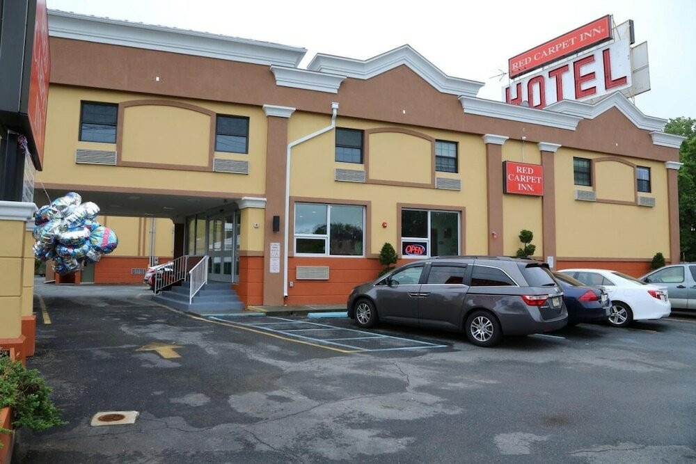 Фото Red Carpet Inn Elmwood Park