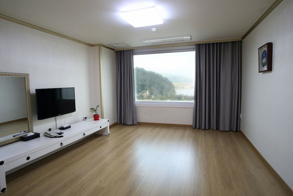 Фото Chuncheon Bears Hotel