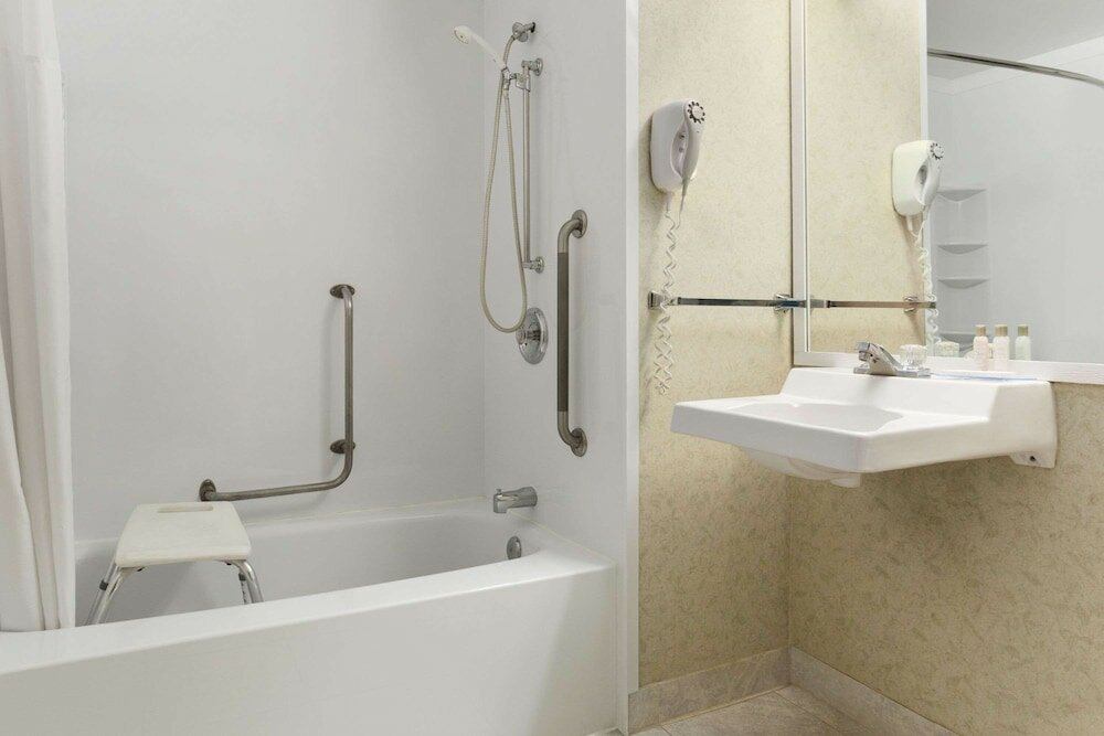 Фото Travelodge by Wyndham Winnipeg East