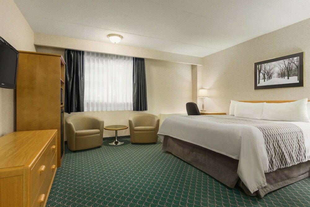 Фото Travelodge by Wyndham Winnipeg East