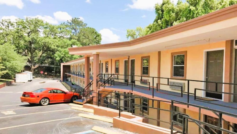 Фото Oyo Hotel Tallahassee Downtown