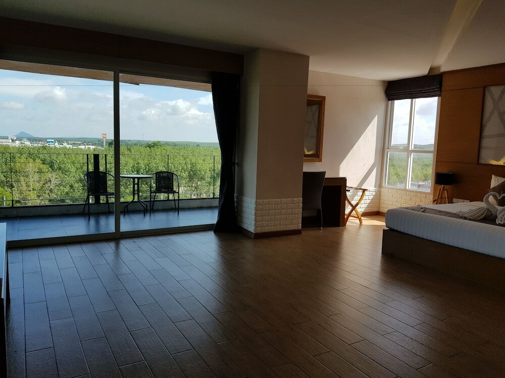 Фото The Vista Hotel